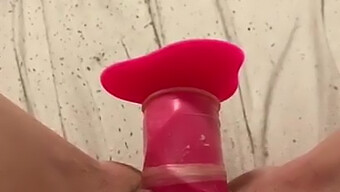 Teengirl Verwöhnt Sich Mit Großem Dildo Für Amateur Masturbation