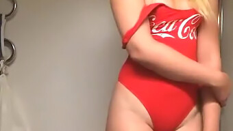 Coca Cola Girl: Домашно Видео За Мастурбация