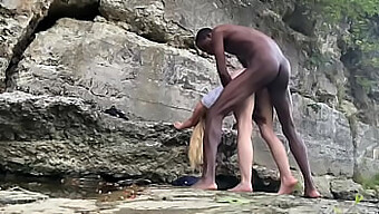 Interracial-Paar genießt Outdoor-Sex auf einer Wanderung in der Öffentlichkeit