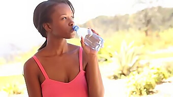 A beleza natural Jezabel Vessir revela seus grandes seios naturais em uma cena quente ao ar livre