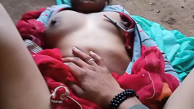 Un couple indien se salit dans une vidéo chaude et chaude