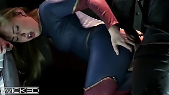 Mira a Carter Cruise en cosplay mientras Supergirl cabalga una gran polla en sexo anal