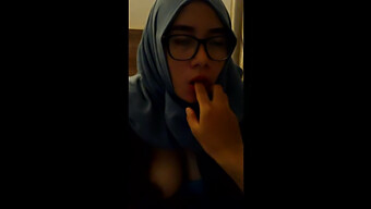 Gadis Jilbab Indonesia Memberikan Blowjob Buatan Sendiri