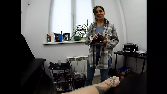 18+ Teen Tattoo Artist wird gefickt und ausgesaugt