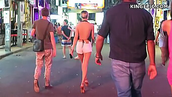 Západní Turista Se Setkává S Thajskou Sexuální Pracovnicí V Bangkoku