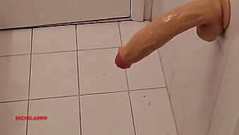 Seorang Pria Amatir Memuaskan Dirinya Sendiri Di Kamar Mandi Dengan Penis Besar.