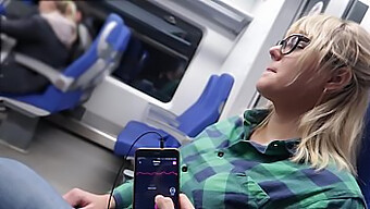 Experimenta La Emoción Del Sexo En Tren Público Con Un Juguete Sexual