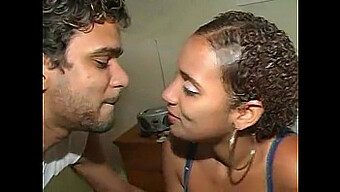 Rencontre sensuelle entre un couple brésilien capturé devant la caméra