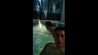 Aku memancing temanku untuk berenang, dan kemudian melanjutkan untuk memberinya blowjob