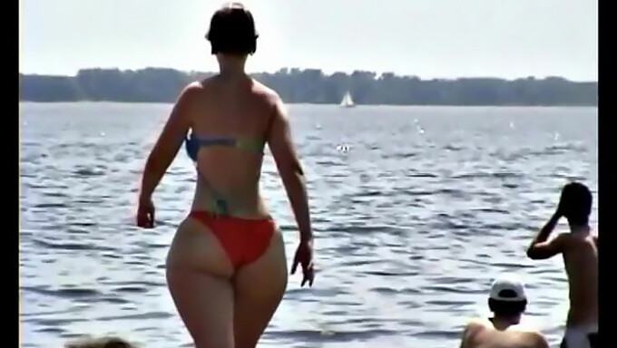 Un voyeur européen filme une femme voluptueuse avec de gros seins et un cul ample en 60 fps.