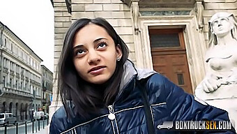 Shrima Malati, Una Splendida Ragazza, Fa Un Giro Profondo In Gola Sul Suo Pene In Pubblico