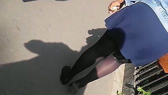 曲線美のある後部座席を持つ黒い肌のフランスの女の子