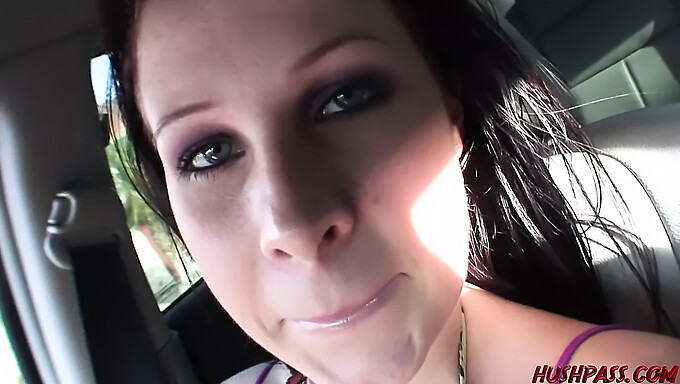 Gianna Michaels gir en blowjob i en bil før hun blir knullet hardt