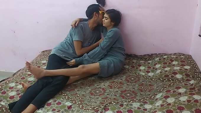 Video buatan sendiri seks oral dan vagina yang intens milik gadis kolej India