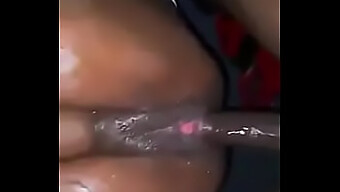 Aku Memuaskan Vaginanya Yang Lembab Sampai Dia Mencapai Orgasme Melalui Seks Webcam