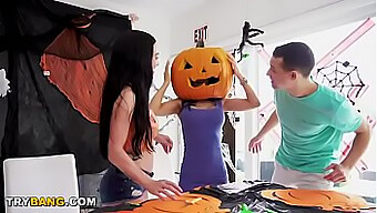 Milf Tia Cyrus V Halloweenském Videu S Nevlastní Matkou