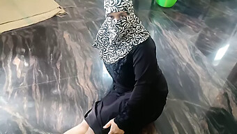 年轻的hijabi女孩渴望dever的粗暴做爱