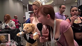 Гърдастата камера Бритни Амбър и TeddyLoveBear's Hot AE Expo среща