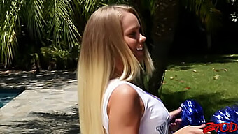 Teen Cheerleader Med En Boble Numse Bliver Grovpulet Og Creampie