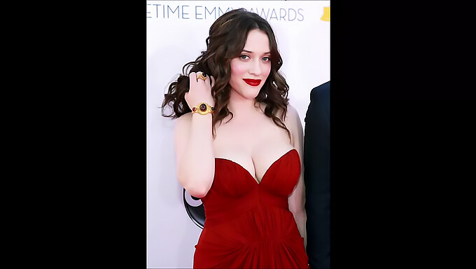 Mira a Kat Dennings mostrar sus grandes tetas mientras te masturbas tu propia y dura polla