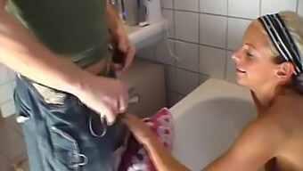 Bionda Viene Scopata In Un Bagno In Un Video Fatto In Casa