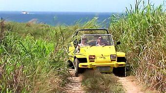 Lésbicas Amadoras Se Entregam A Um Encontro Apaixonado Na Ilha De Certa