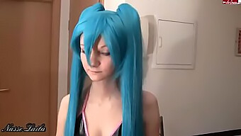 Cô gái trẻ Đức nhận tinh trùng trên mặt sau khi quan hệ tình dục cosplay với Miku Hatsune trong phim hentai porn