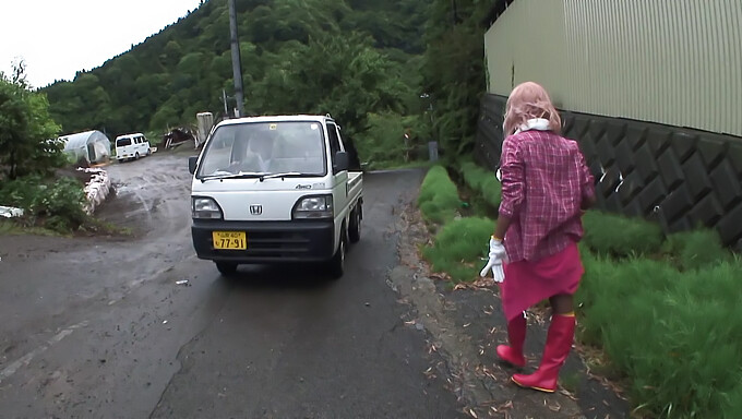 En japansk skønhed får sin behårede fisse banket af en gruppe fremmede