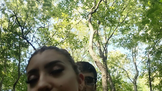 Casal americano tem intimidade na floresta