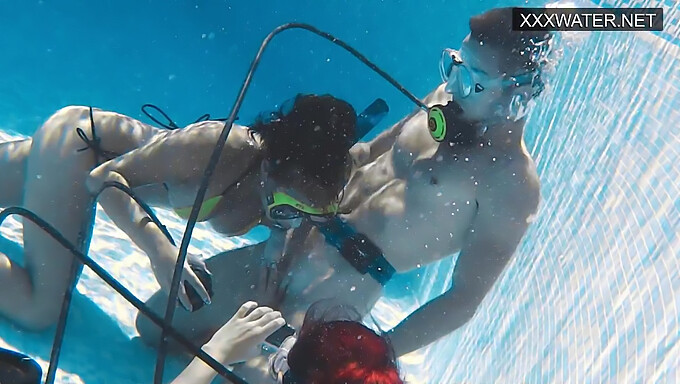 Rencontre érotique dans la piscine avec l'impressionnante dotation de Polina