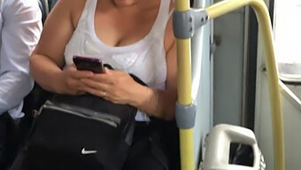 Milfka S Poskakujícími Prsy Tě Vezme Na Divokou Jízdu V Autobuse