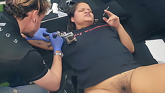 Een Geile Vrouw Ruilt Seks In Voor Een Tattoo Van Een Bekwame Duitse Tatoeëerder