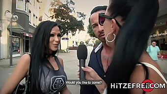 Polna prsi nemška MILF Jacky Lawless trdo pofuka svoje velike naravne joške in ritko