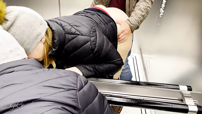 ¡Hermosas y gordas amateur reciben una mamada en un ascensor del hotel y por detrás!