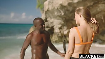 Afrikanisch-Amerikanerin Bekommt Überraschungs-Blowjob Im Urlaub