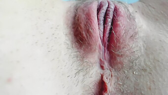 Remaja Berbokong Besar Menikmati Pompa Vagina Closeup