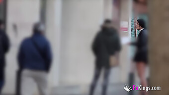 Rebeka Seduce A Hombres Desprevenidos En Las Calles Con Falsa Inocencia