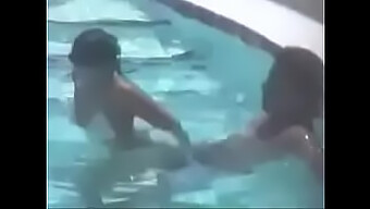 Sesión Caliente En La Piscina Con Un Toque Voyeurista