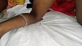 Desi Bhabi Avec De Gros Seins Adore La Pisse Et Le Sexe Anal