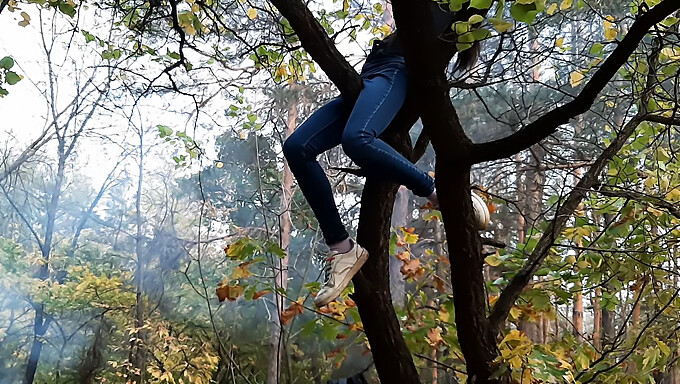 Gadis lesbian menikmati masturbasi di tempat awam di atas pokok