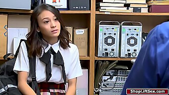 ¡mira A Esta Chica Asiática Universitaria En Uniforme Siendo Estilo Perrito En La Habitación Del Dormitorio! ¡te Aseguro Que Te Pondrá Caliente!