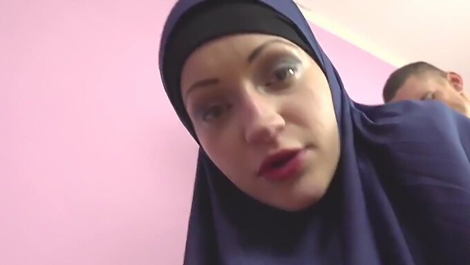 Amerikanische muslimische Frau in POV wird erwischt, wie sie sich sündigen Wünschen hingibt