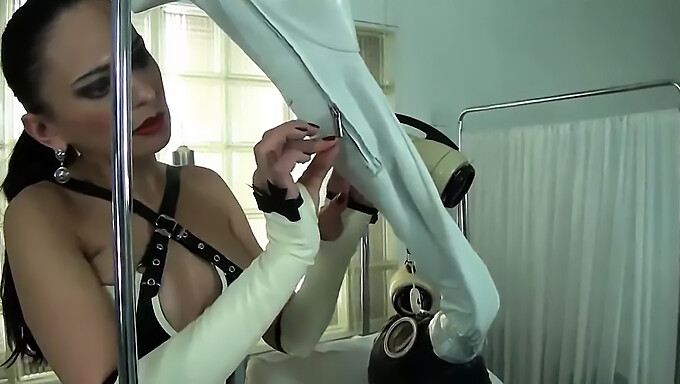 Tysk Mistress dominerer med breathplay og læder