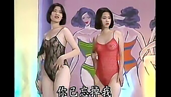 Uma Garota Taiwanesa Mostra Sua Coleção De Lingerie Em Um Desfile De Moda Permanente.