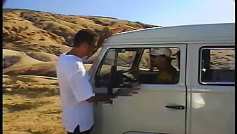 Um Grupo De Viagens Se Entrega À Masturbação Mútua Em Uma Praia De Nudismo