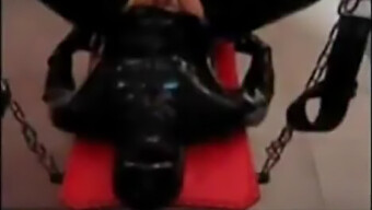 Une Maîtresse Gainée De Latex Domine Sa Soumise Avec Un Strapon