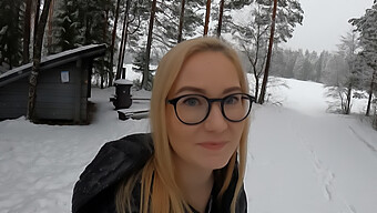 Belleza Europea Se Corre Desde Atrás En Una Tormenta De Nieve