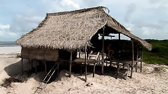 Twee Stellen Hebben Kinky Seks Op Een Tropisch Eiland In Een Gehuurd Strandhuisje.