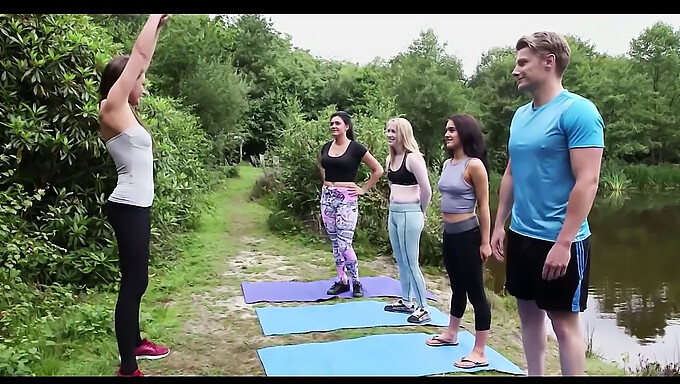 Belleza británica despierta el crecimiento de su compañero durante la sesión de yoga al aire libre