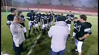 Una Cheerleader Attira L'Attenzione Di Un'Intera Squadra Di Calcio In Questo Video Hot